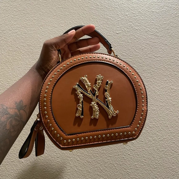 NY Livin Handbag 🟤 - Picture 2 of 5